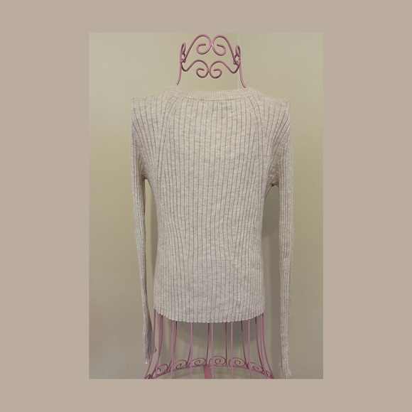 American Eagle Creme sweater - Picture 4 of 10
